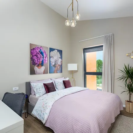 New Stylish Casa Melisa With 2 Gardens And Bbq Facilities! Ferienhaus